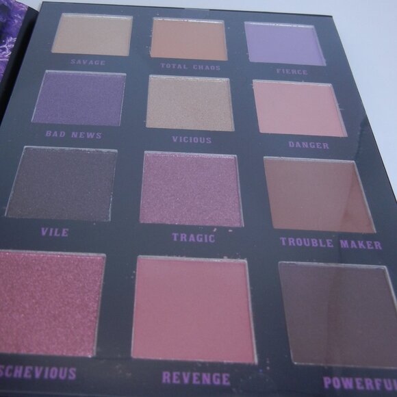 BD 2 for 24$ - NEW Hot Topic Disney Villains Eyeshadow palette - Picture 4 of 6